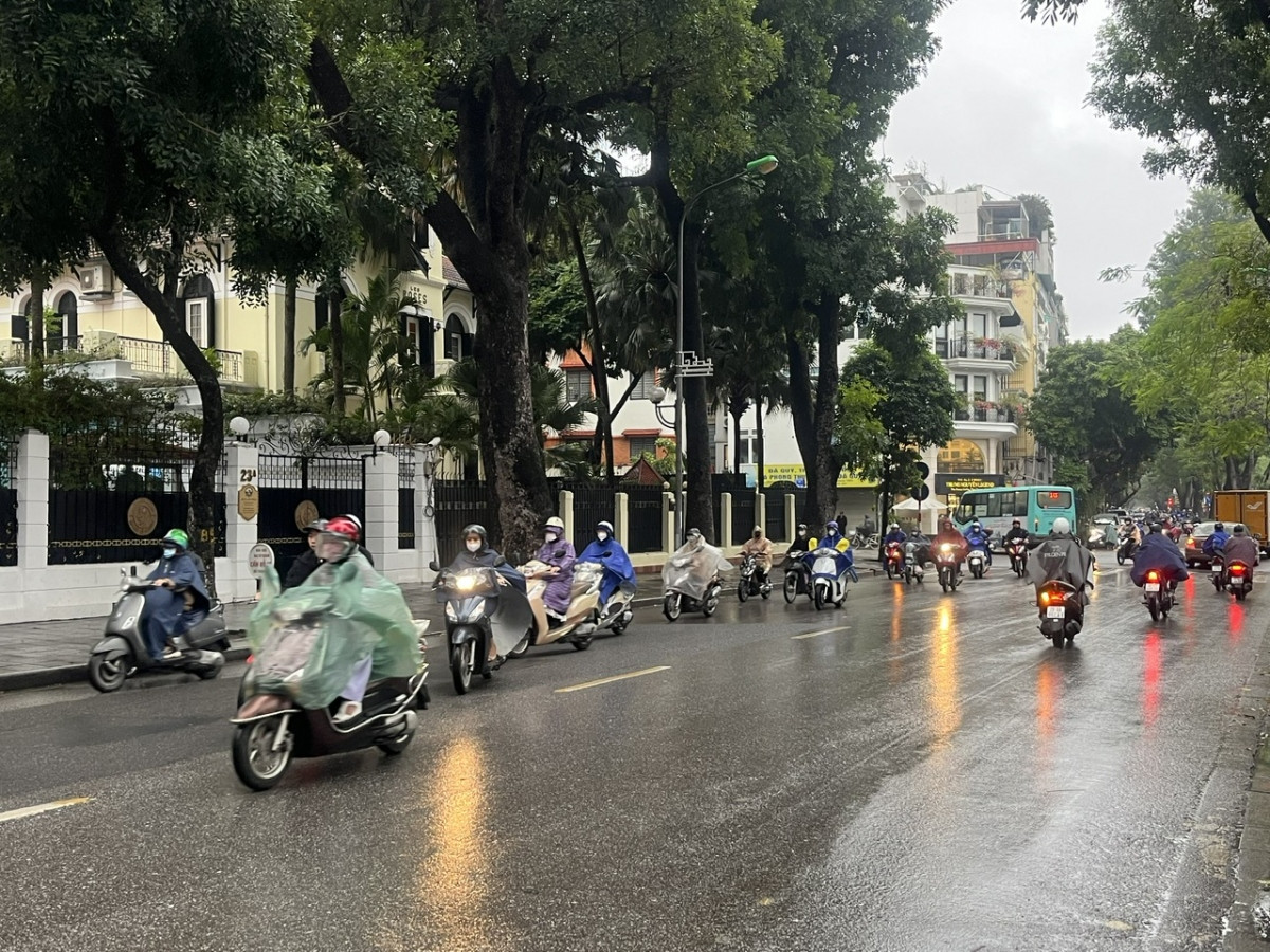 Hôm nay 18/4, miền Bắc mưa dông, cục bộ mưa to