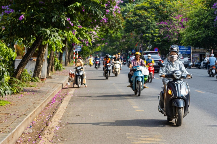 Dự báo thời tiết ngày mai 17/5: Bắc Bộ ngày nắng, Nam Bộ chiều và tối mưa dông