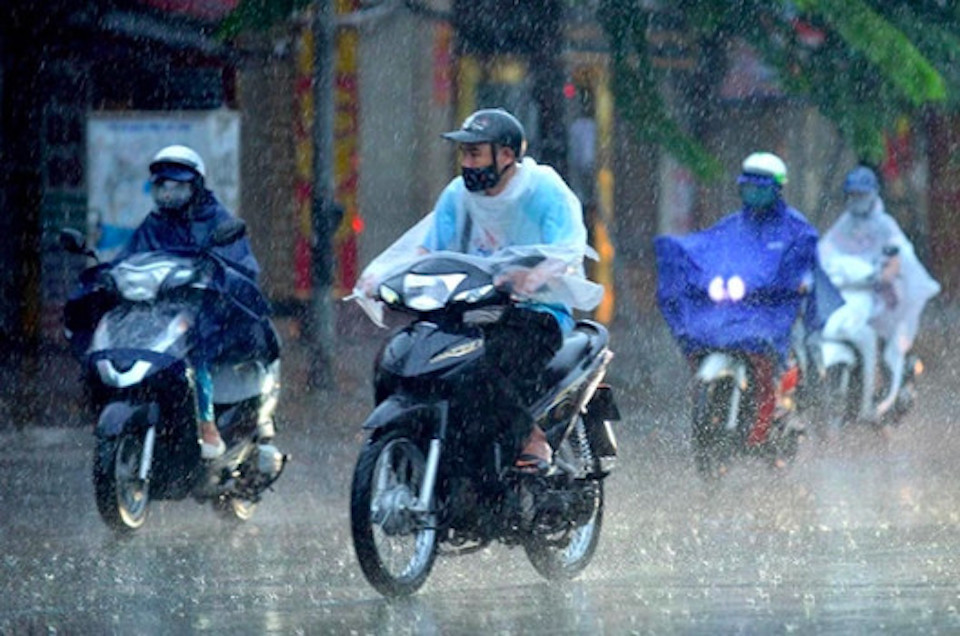 Nhiều nơi trên cả nước tiếp tục hứng mưa to ngày đầu tuần